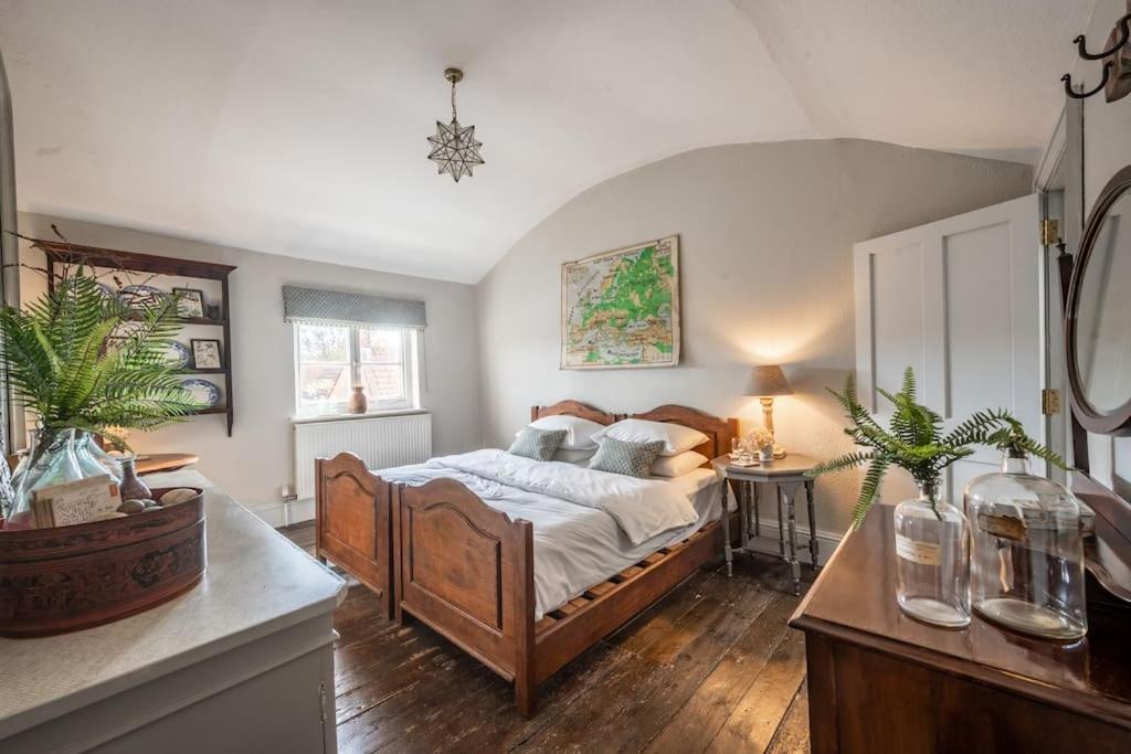 Sarah'S - A Townhouse Apartment In Georgian Holt Holt  Kültér fotó
